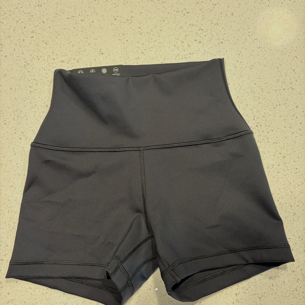 **SOLD** NWT Aritzia Glossform Cheeky Hi-rise 3” Shorts - Picture 4 of 5